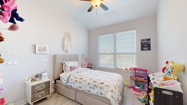 Building Photo - Spacious 4-bedroom, 2.5 bath, 3 car garage...