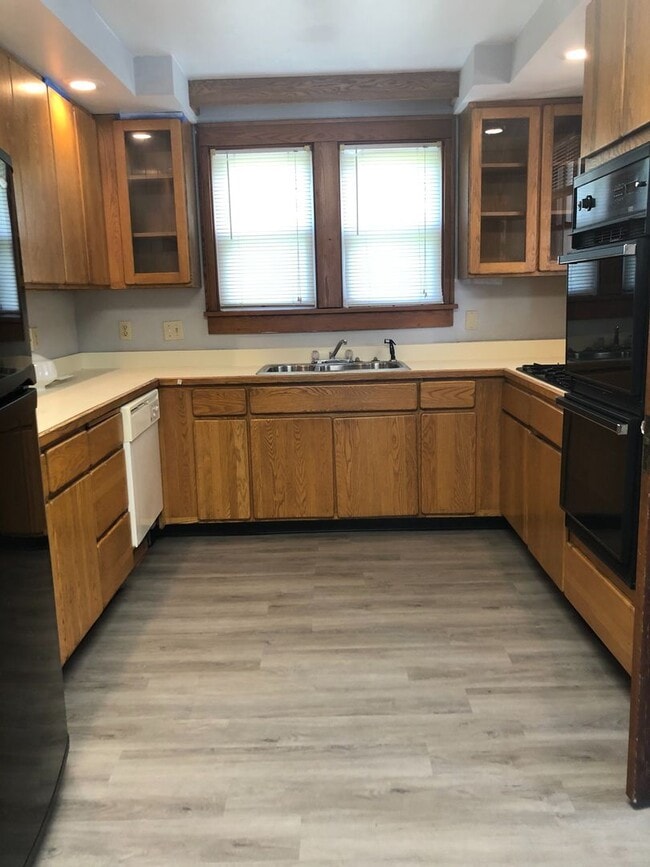 Building Photo - 811 W Adams Rd