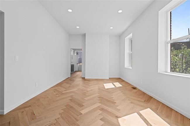 Building Photo - 295 38th St