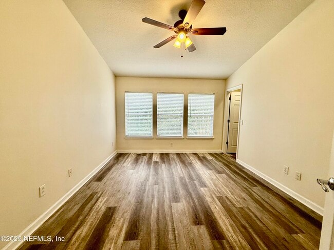 Building Photo - 6967 Roundleaf Dr