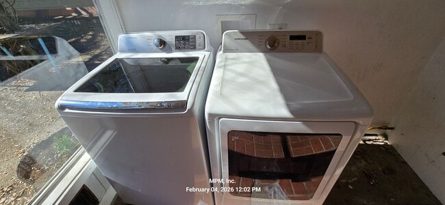 Building Photo - 2 bedroom 2 bath w bonus room