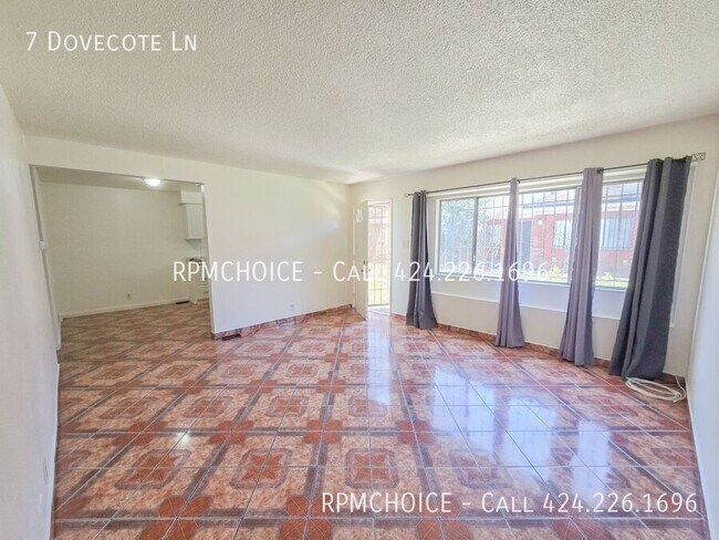 Building Photo - 7 Dovecote Ln
