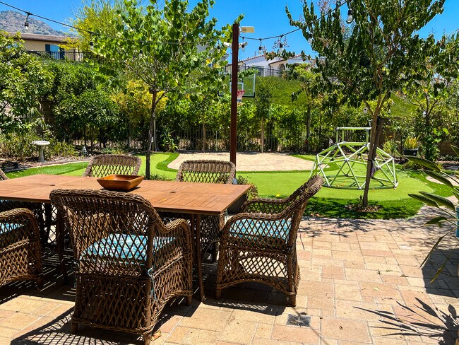 Building Photo - 675 E Boxwood Ln