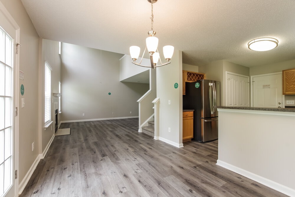 Building Photo - 555 River View Dr