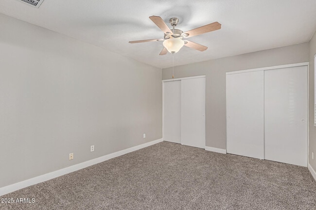 Building Photo - 1505 E Divot Dr