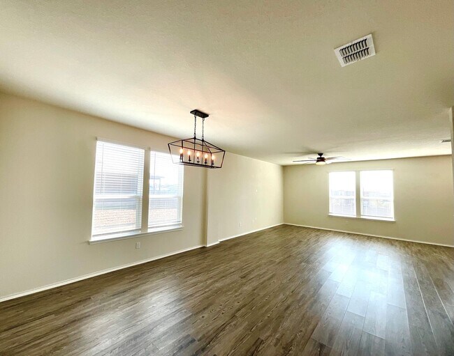 Building Photo - **APPLICATION RECEIVED** AVAILABLE NOW- Energy-Efficient 4/3 Home with Solar Panels & Pool Access!