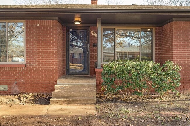 Building Photo - 2312 N Warren Ave