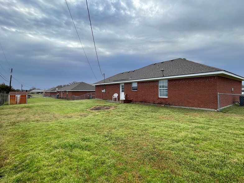 Building Photo - 145 Spring Water Ln