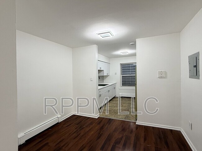 Building Photo - 19 Van Rensselear St
