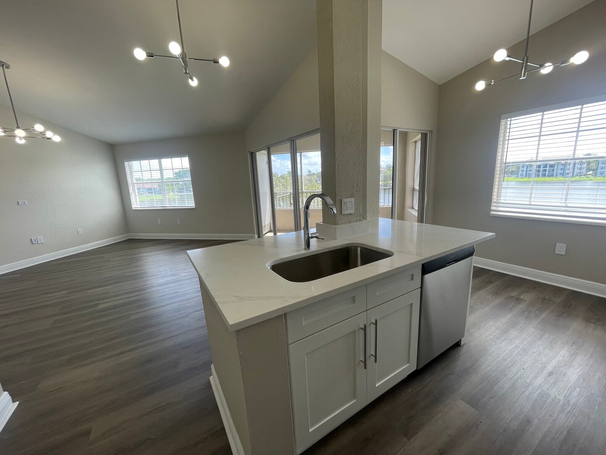 Building Photo - 2850 N Oakland Forest Dr