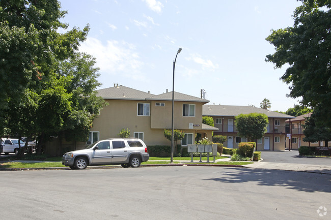 Primary Photo - Clarmar Way Apartments