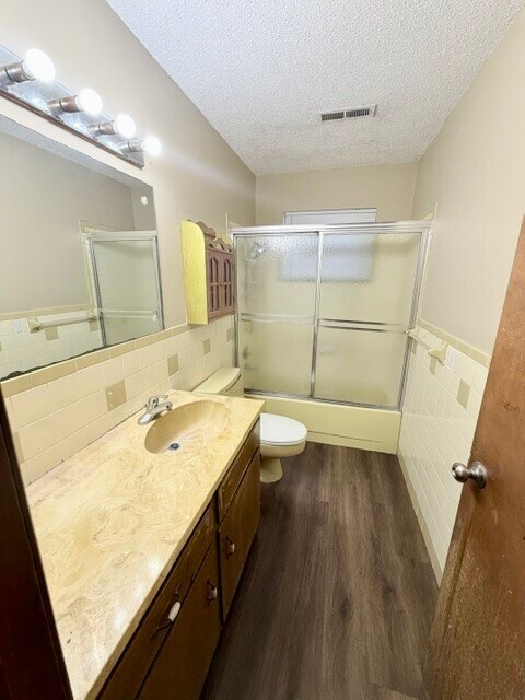 Building Photo - 2201 Pin Oak Dr