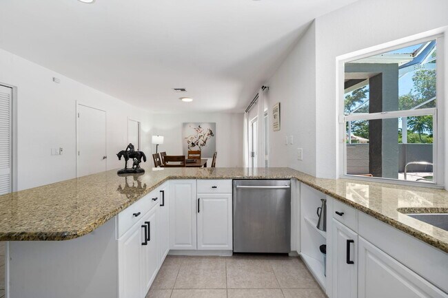 Building Photo - 1527 S Club Dr
