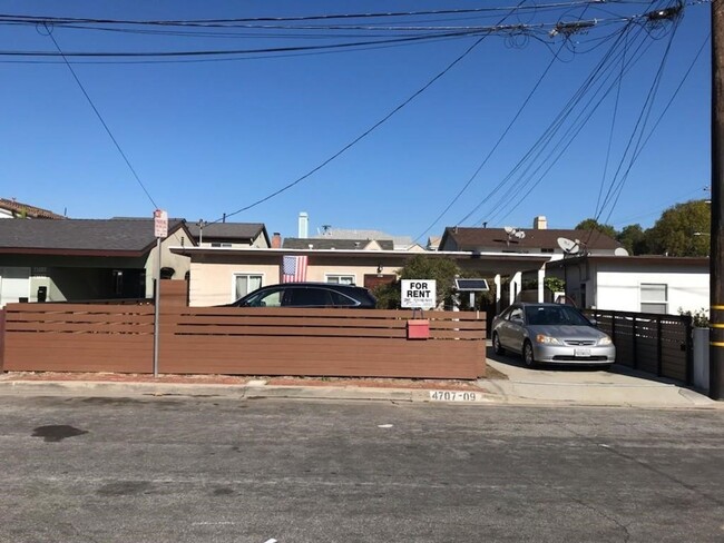 Building Photo - Lovely detached back house w/ 2car garage