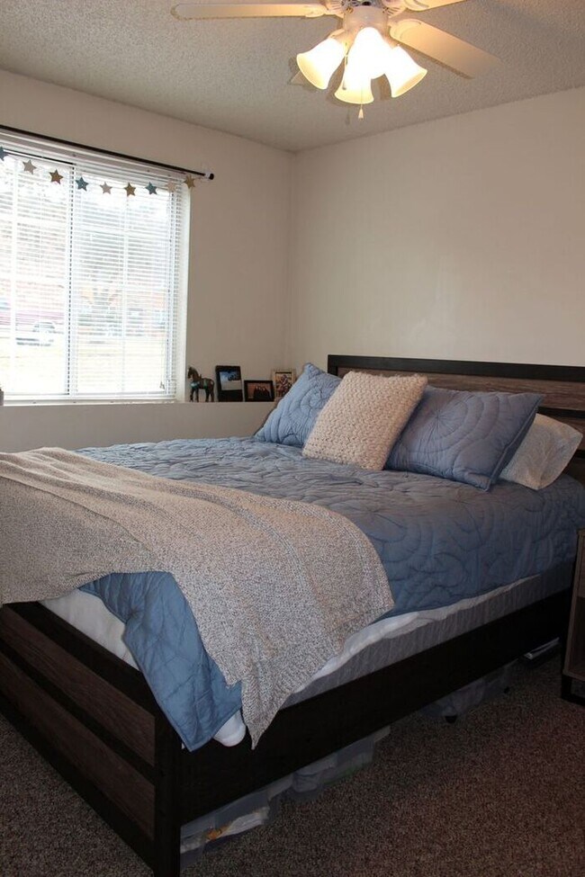 Building Photo - $1,300 | 3 Bedroom, 1 Bathroom | Cat Frien...