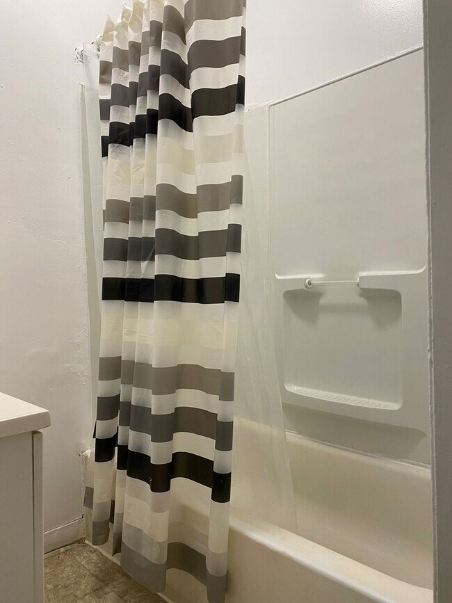 Building Photo - 6033 Elmwood Ave