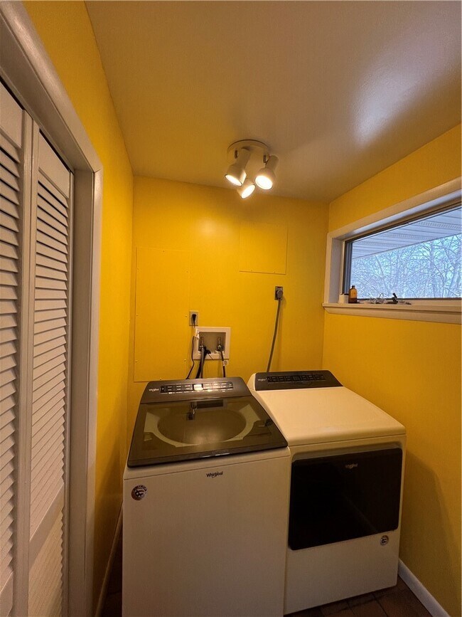 Building Photo - 340 Campbell Rd