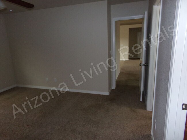 Building Photo - SUPER CLEAN 4 BEDROOM HOME