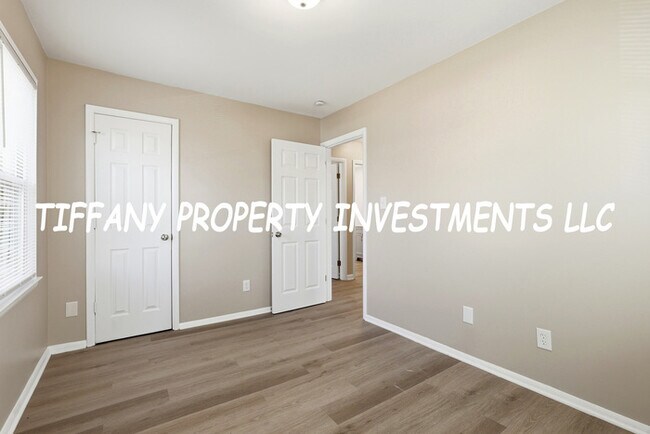 Building Photo - 1601 Carfax Dr