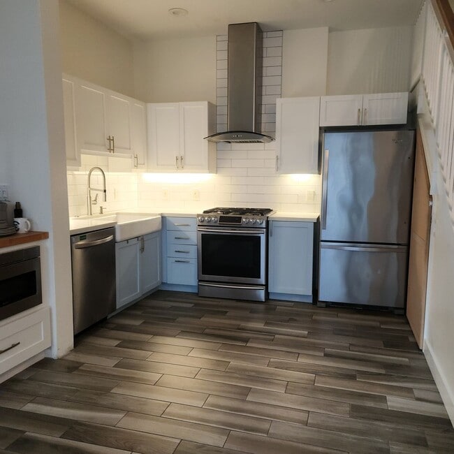 Building Photo - Little Italy Townhouse, 2bed 2.5 bath, high ceilings, pool and spa