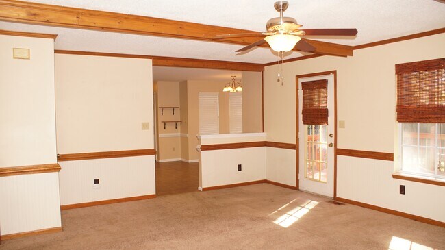 Building Photo - 1221 Clearwater Ln