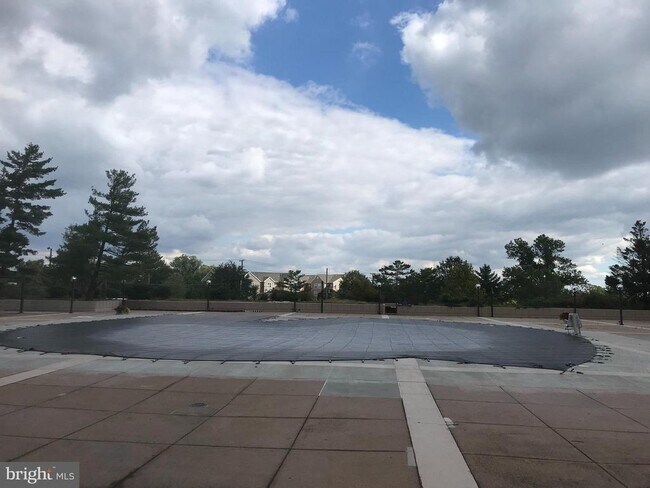 Building Photo - 3705 S George Mason Dr