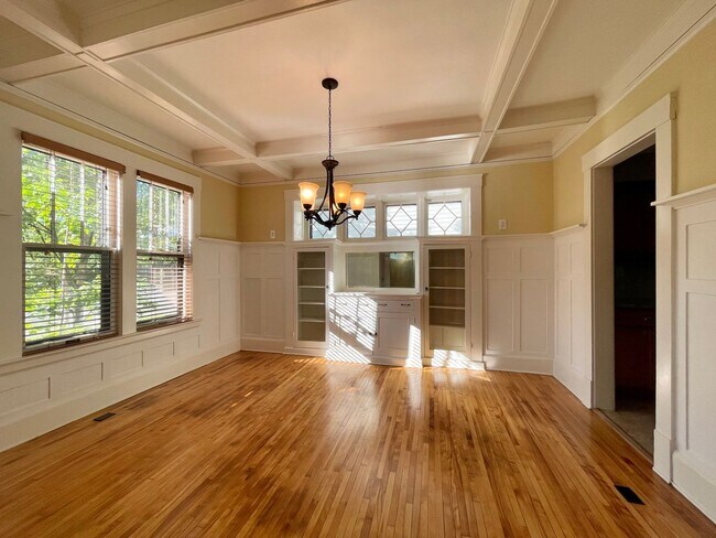 Building Photo - Elegant 4 Bedroom 2 Bathroom Home in South Minneapolis!