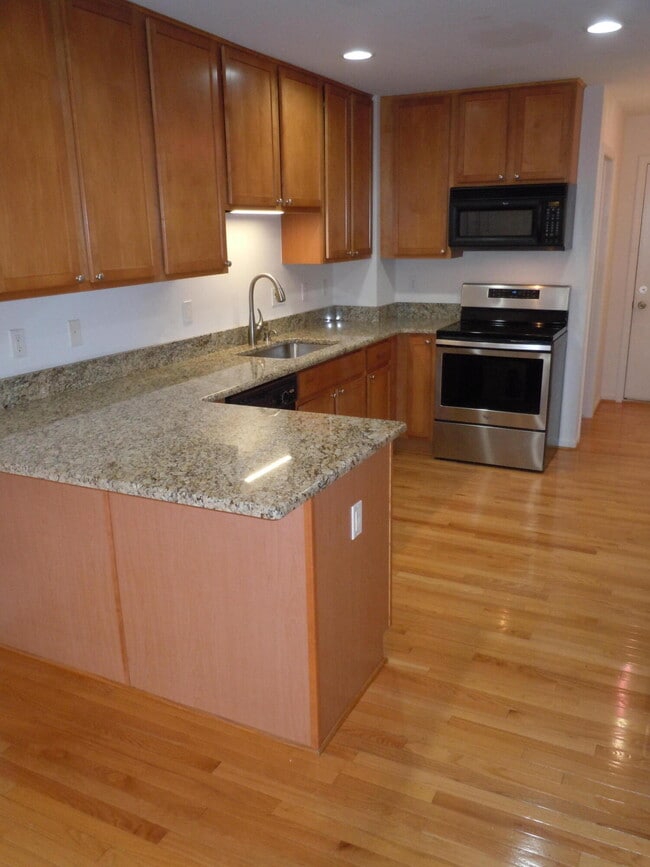 Building Photo - 312 James Cir