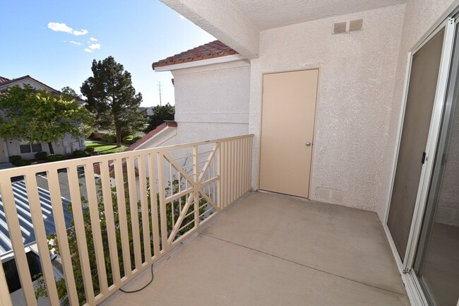 Building Photo - BEAUTIFUL 2 BED, 2 BATH CONDO AT MORGYN RI...