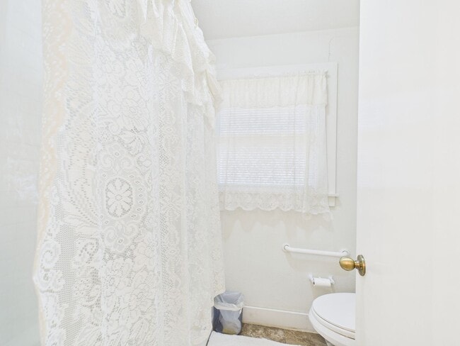 Building Photo - Quiet home in the central part of town