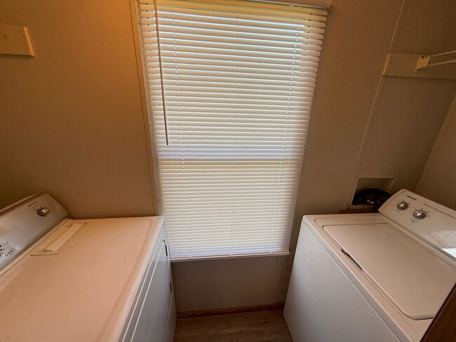 Building Photo - Move-In Ready 3 Bed, 2 Bath Home in Newton...