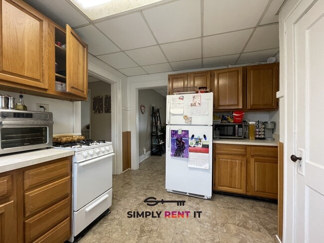 Building Photo - Large 3 Bedroom On Campus! Free Parking, Aug 1