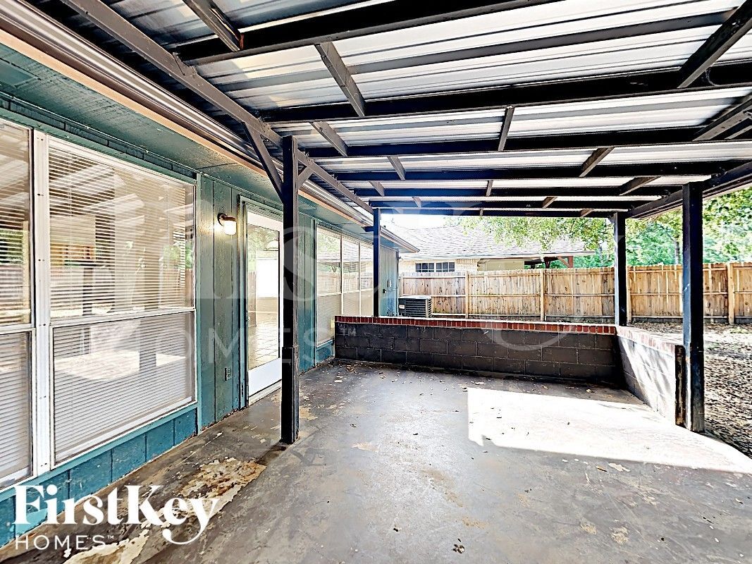 Building Photo - 4949 Oak Hollow Dr