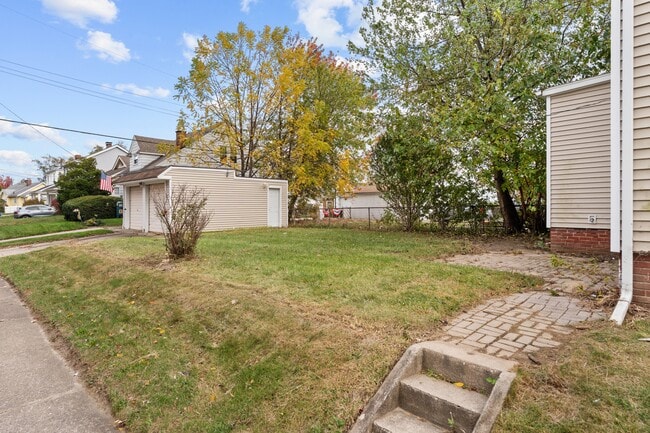 Building Photo - 1001 Woodsdale Ave