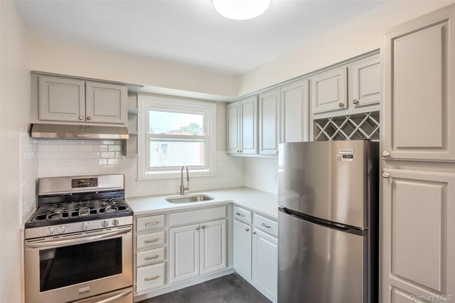 Building Photo - 214 Carman Ave