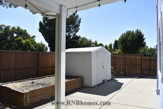 Building Photo - 2400 Carr Ct