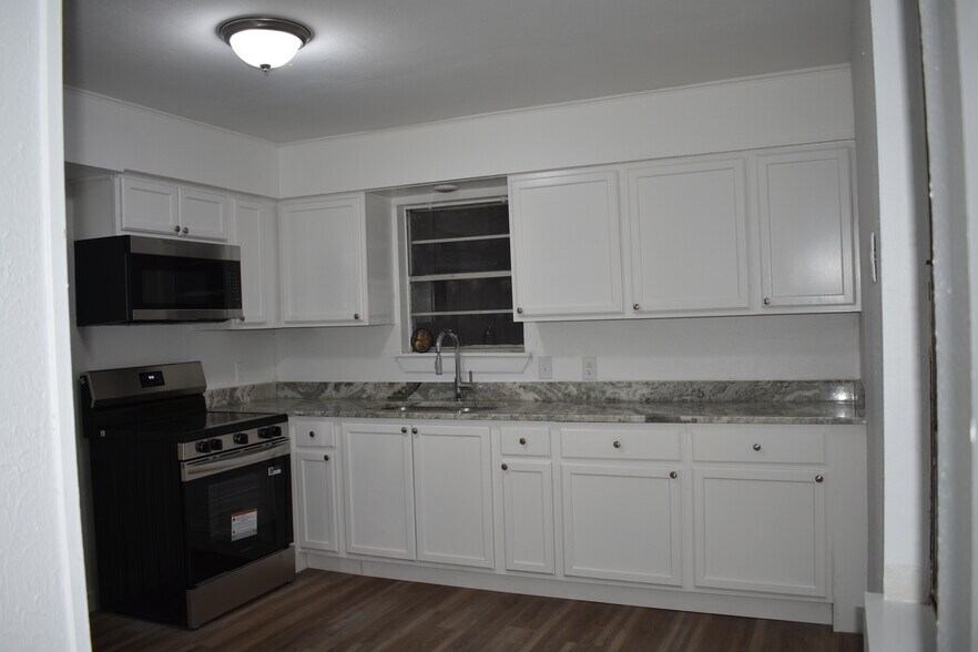 Building Photo - 108 E Kirby