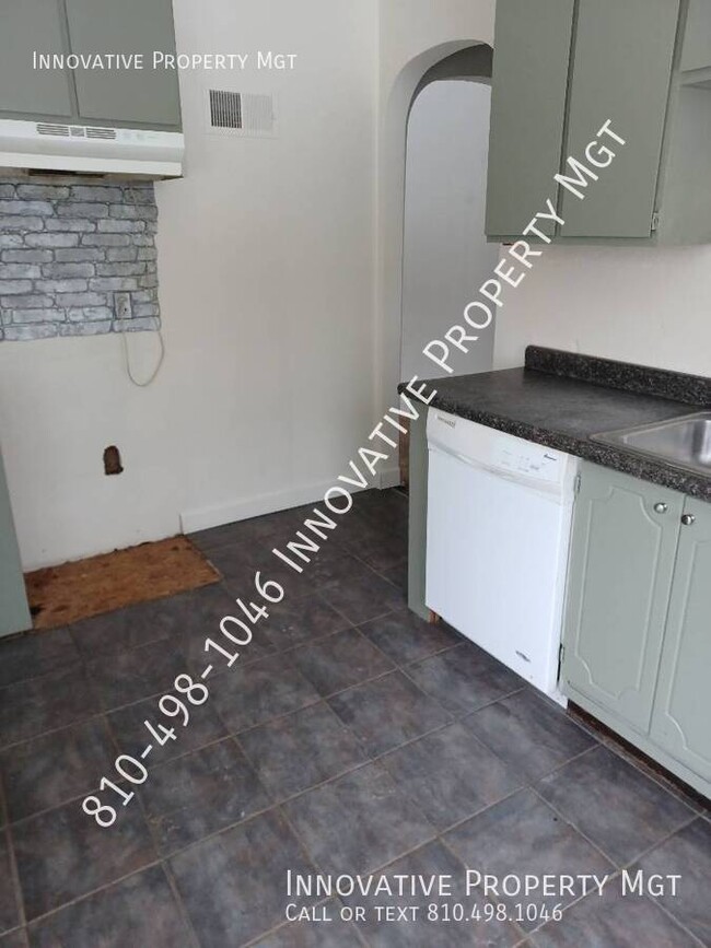 Building Photo - 2213 Savoy Ave