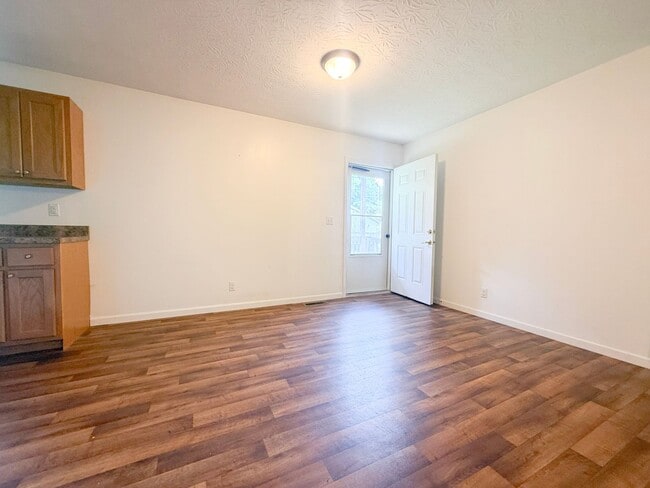Building Photo - 3-Bedroom Home in Algood with Shaded Backyard