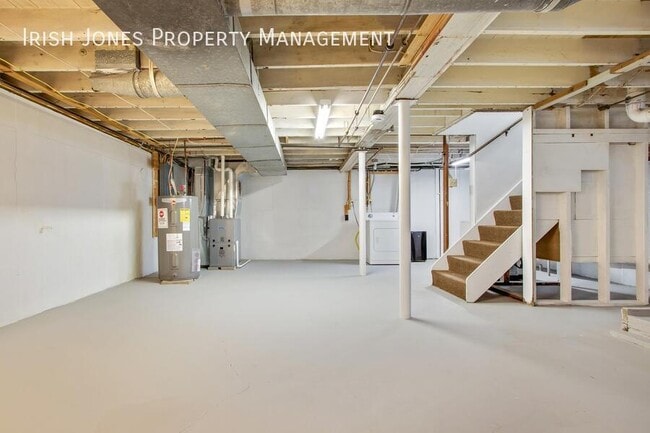 Building Photo - 2165 River Rd