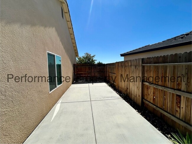 Building Photo - Stunning 4 Bed/2 Bath in Wasco w/ RBP & Se...