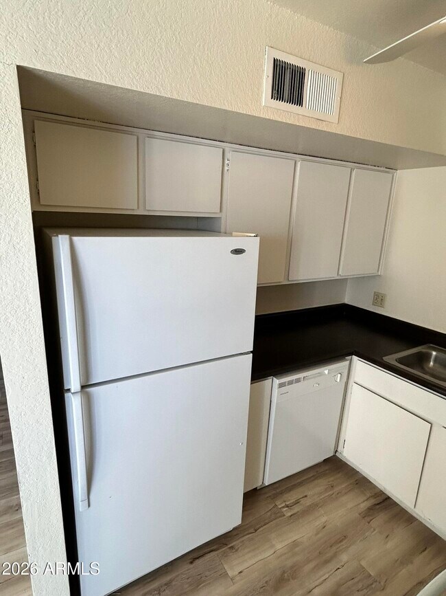 Building Photo - 2652 E Oakleaf Dr