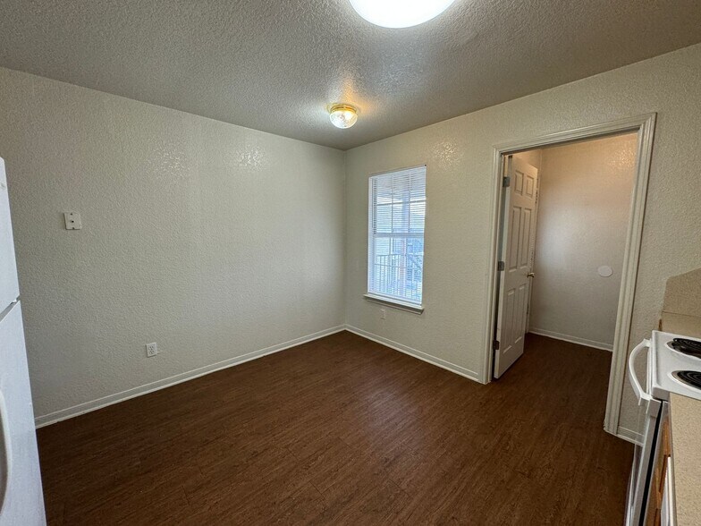 Building Photo - 3301 Barcelona Dr