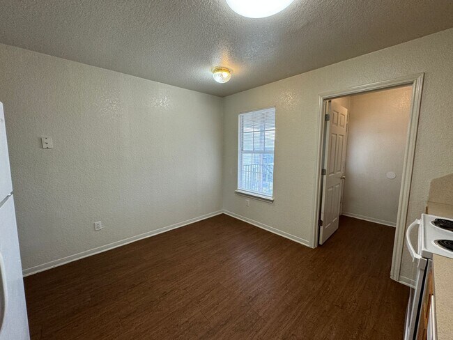 Building Photo - 3301 Barcelona Dr