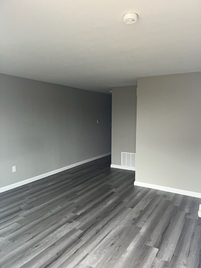 Building Photo - 740 W Wood St