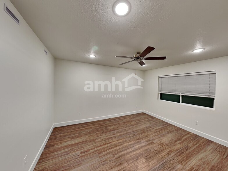 Building Photo - 4390 N Poplar St