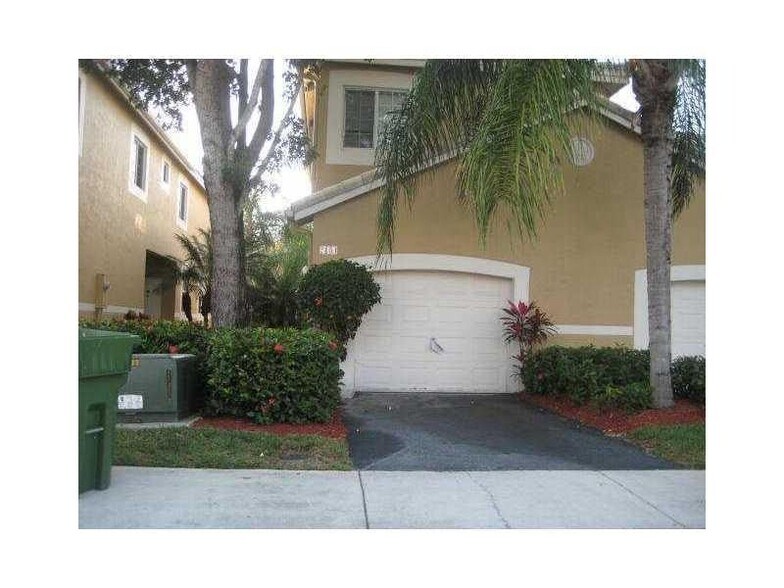 Building Photo - 2154 Madeira Dr