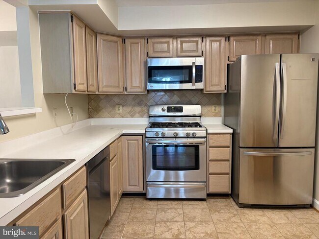 Building Photo - 12233 Fairfield House Dr