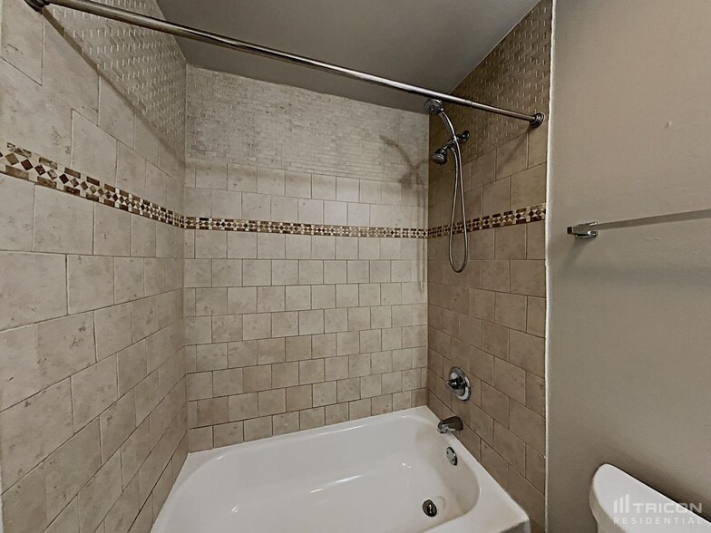 Building Photo - 3226 Draper Ave