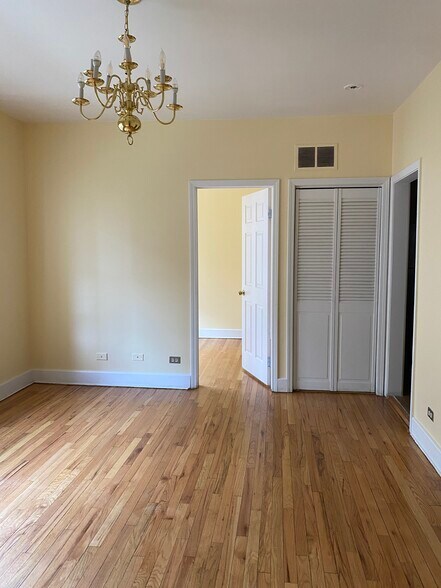 Front Room - 4930 N Kedzie Ave